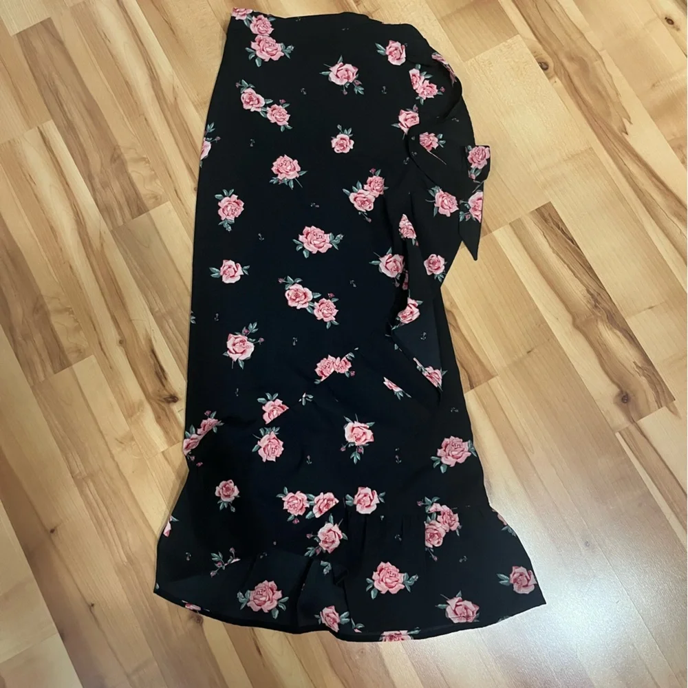 H&M Wrap Skirt - Picture 4 of 6